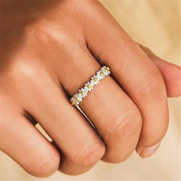 SWEET DAISY FLOWER RING (ADJUSTABLE)